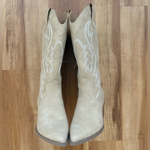 Elegant Tan Western Boots - Picture 3 of 4